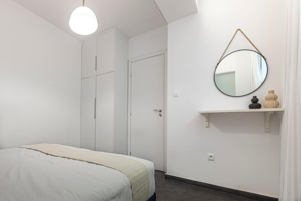 Phaedrus Living: City Center Luxury Flat Loukianou Athena Bagian luar foto