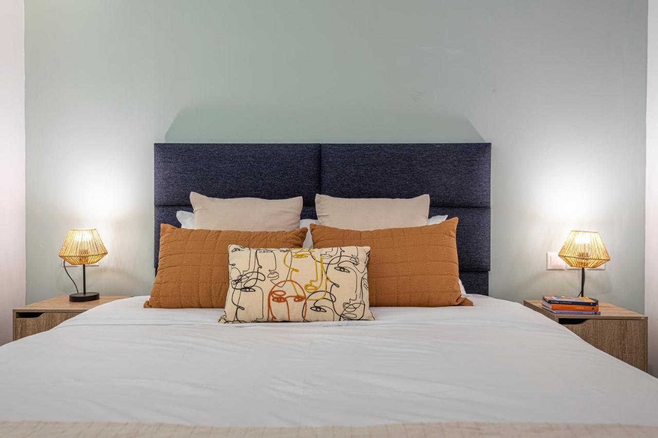 Phaedrus Living: City Center Luxury Flat Loukianou Athena Bagian luar foto
