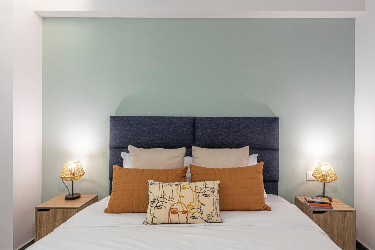 Phaedrus Living: City Center Luxury Flat Loukianou Athena Bagian luar foto