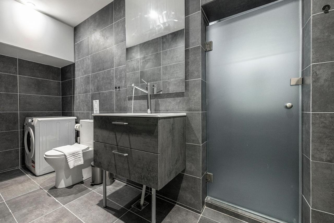 Phaedrus Living: City Center Luxury Flat Loukianou Athena Bagian luar foto